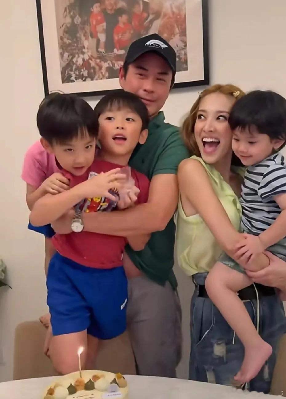 陈凯琳好会生啊，三个小孩颜值都好高，孩子像爸像妈都好看，左右都是人生赢家，爸爸郑