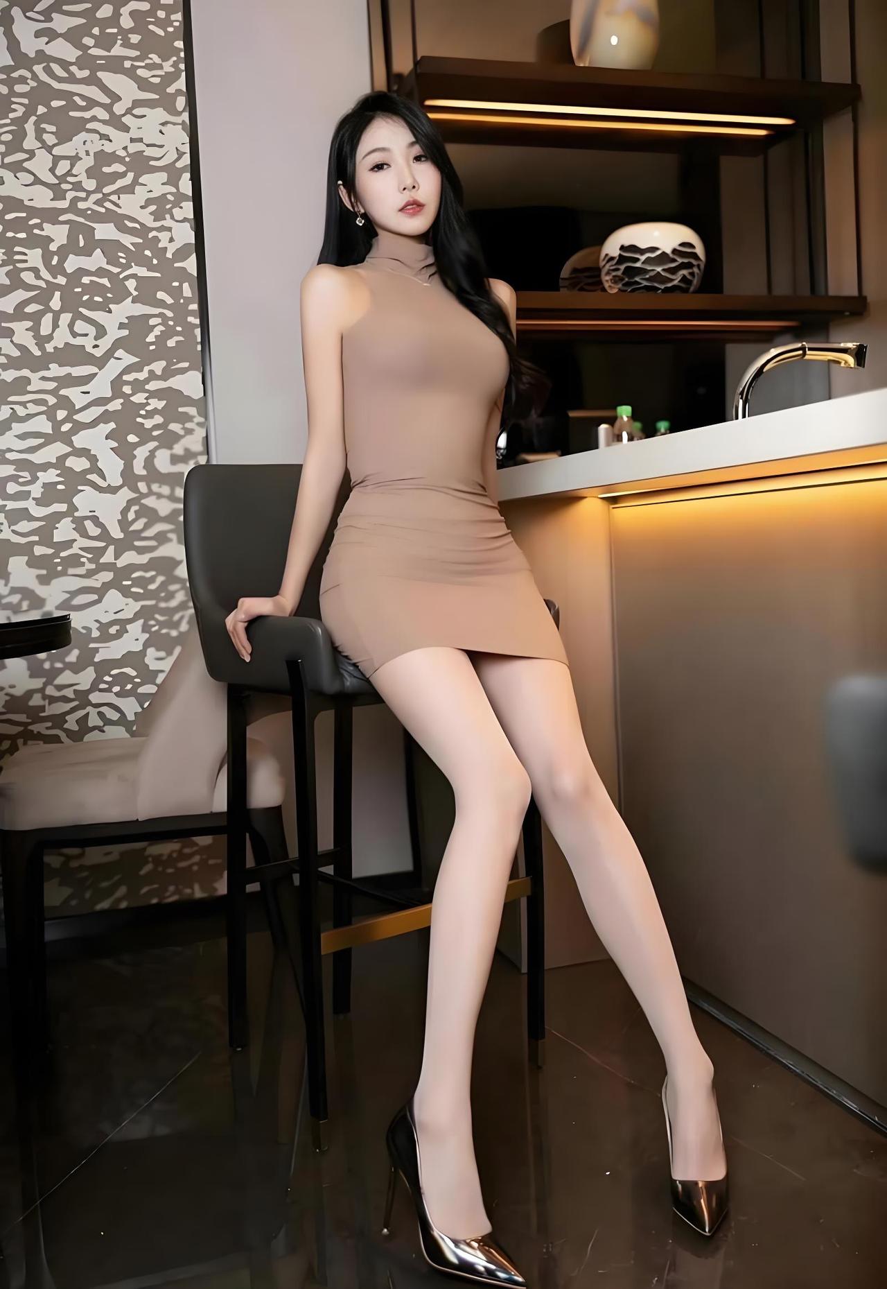 优美的体态无需雕琢，作为新时代女性，充分体现属于自己独有的气质，这身咖色紧身裙，