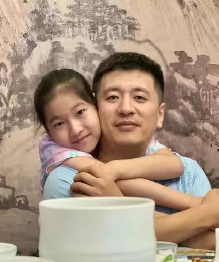 张雪峰去世第四天，女儿张姩菡的表现让人感慨！张雪峰突然去世，很多人担心11岁的