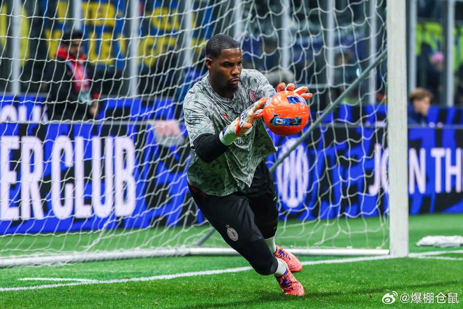 【合同进入最后7个月】罗马诺：米兰门将迈尼昂与球队的续约谈判完全停滞，但目前迈尼