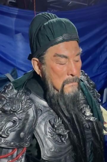 1990年，外出拍戏的“关羽”陆树铭，突然想起窗户没关。当时大雨倾盆，他急忙开着