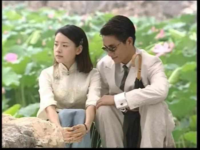 董洁年轻时好美，她在《金粉世家》中饰演的冷清秋，几乎碾压刘亦菲饰演的白秀珠。《