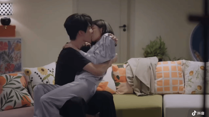 找到陈晓坚持离婚的原因了，可能就是看了这段吻戏，陈妍希新剧和周柯宇也吻得太激