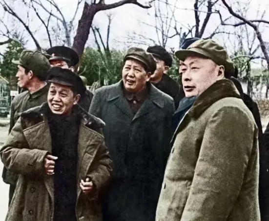 毛主席视察南京时和陈毅等人在玄武湖的一张照片  下图是1953年2月22日，毛