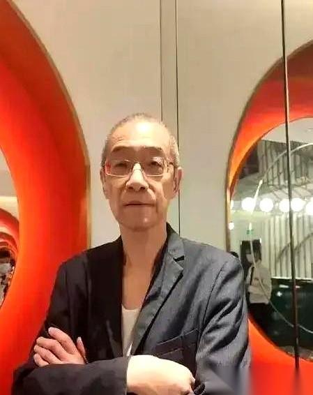 上海有个69岁的大爷，叫周威，写过《庐山恋》的插曲。他不做别的，就带着96岁失明
