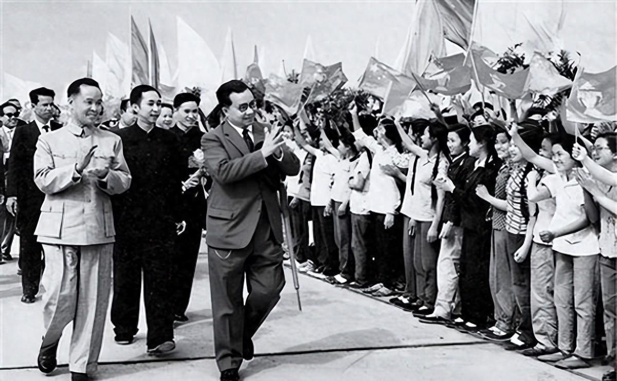为何多数开国大将难以进入政治局，而这位上将却能连任三届，他有哪些独特优势呢19