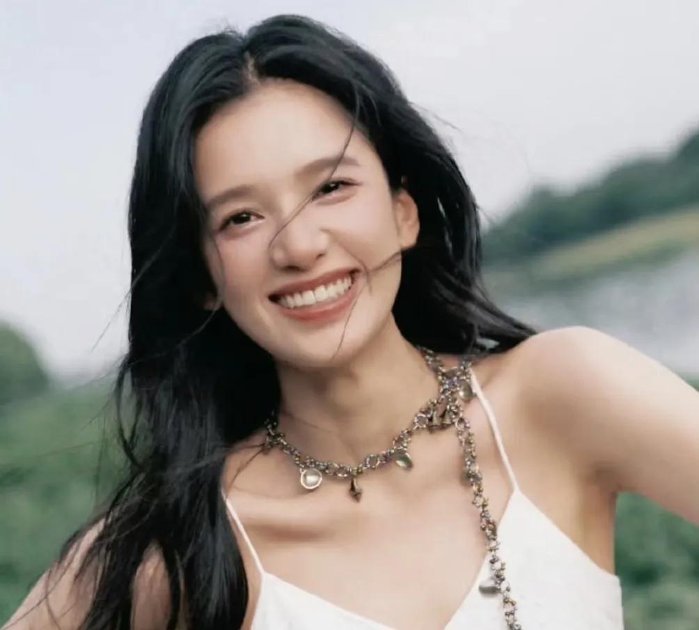 一觉醒来喜欢张婧仪的和不喜欢张婧仪的一下子都沉默了原因很简单最近内娱不是兴