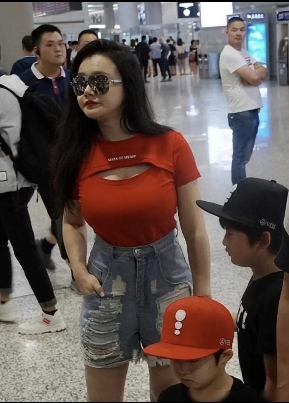 冉莹颖这身材是天生的吗？怎么看着好不协调啊，那地方也不是越大越好看的。欣赏