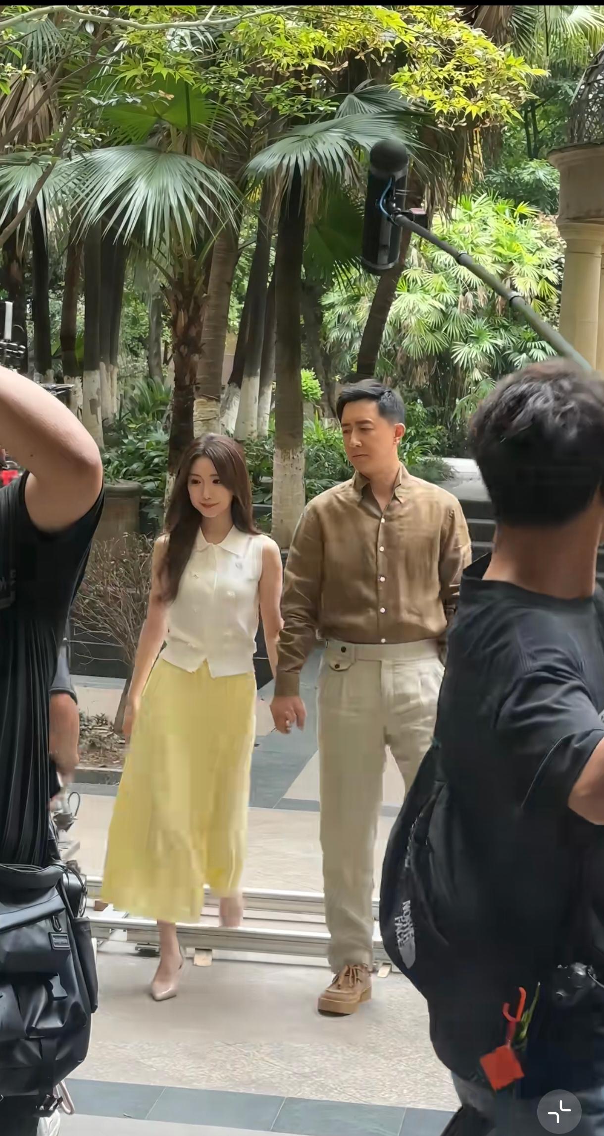 韩庚也拍电视剧了，韩庚和毛晓彤，帅哥美女组合，哈哈走到点马上松手，这是成都哪个小