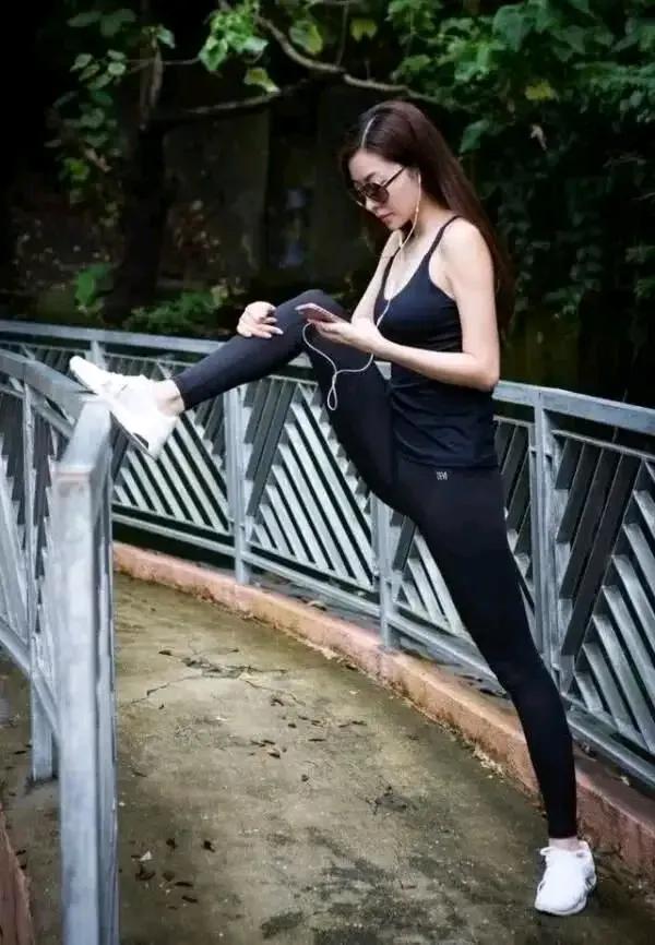 🏃‍♀️在公园里拉伸，享受运动的乐趣！🌳💪