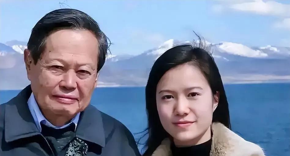 2022年，100岁高龄的杨振宁躺在病床上，轻轻地呼唤着翁凡，正在打扫房间的翁帆