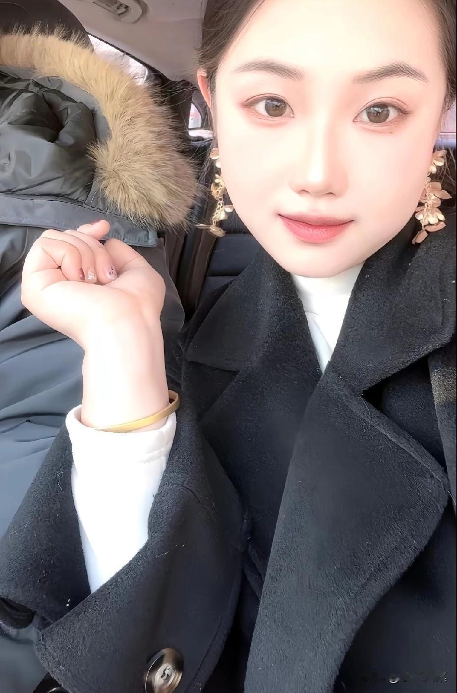 河南母子3人遇害案，丈夫拿回了妻子被抢断掉的手镯、项链和一枚戒指。他在百日祭上献