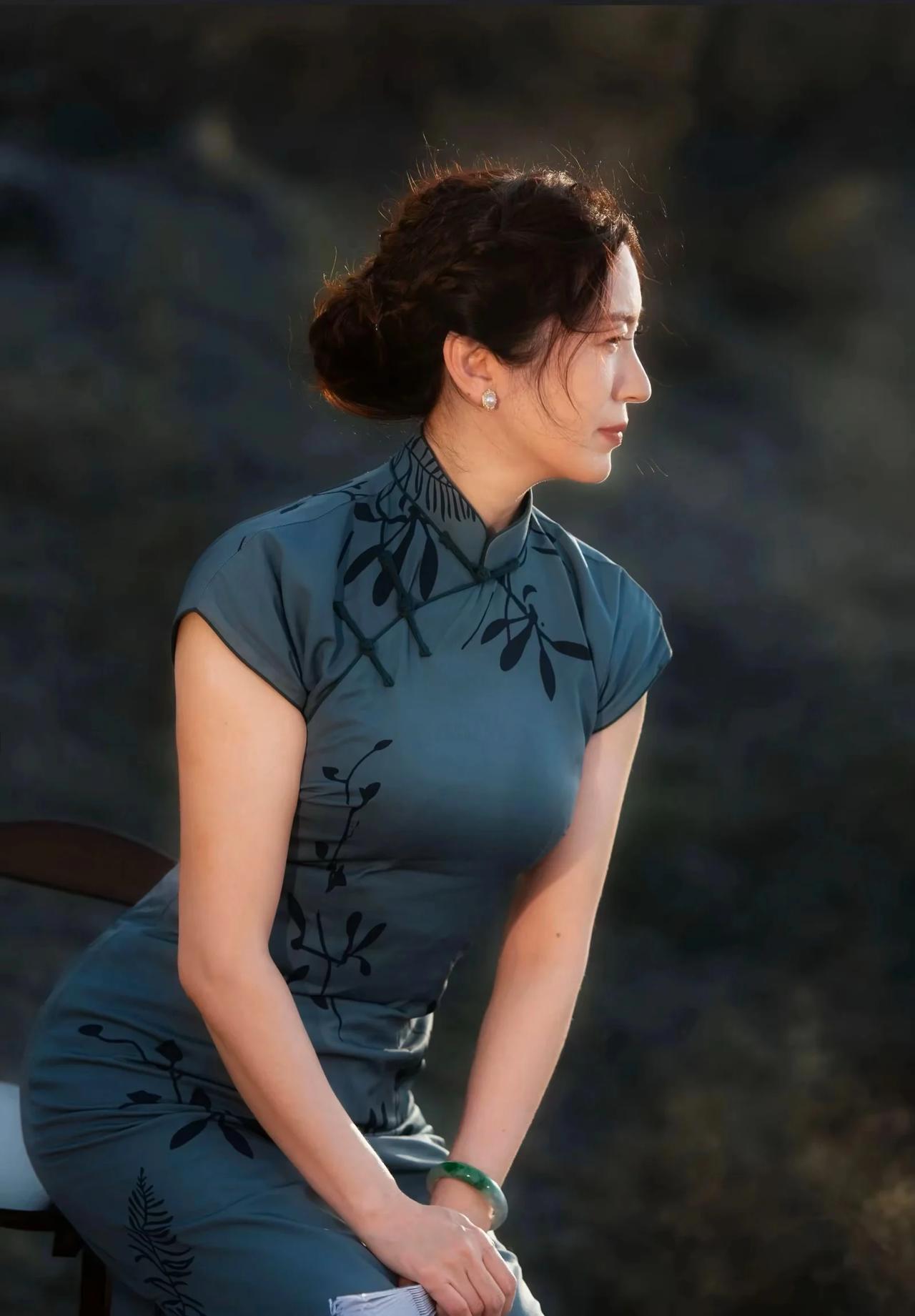 喜欢《瓦尔登湖》中的这段话：“一个人，只要满足了基本生活所需，不再汲汲于声名，