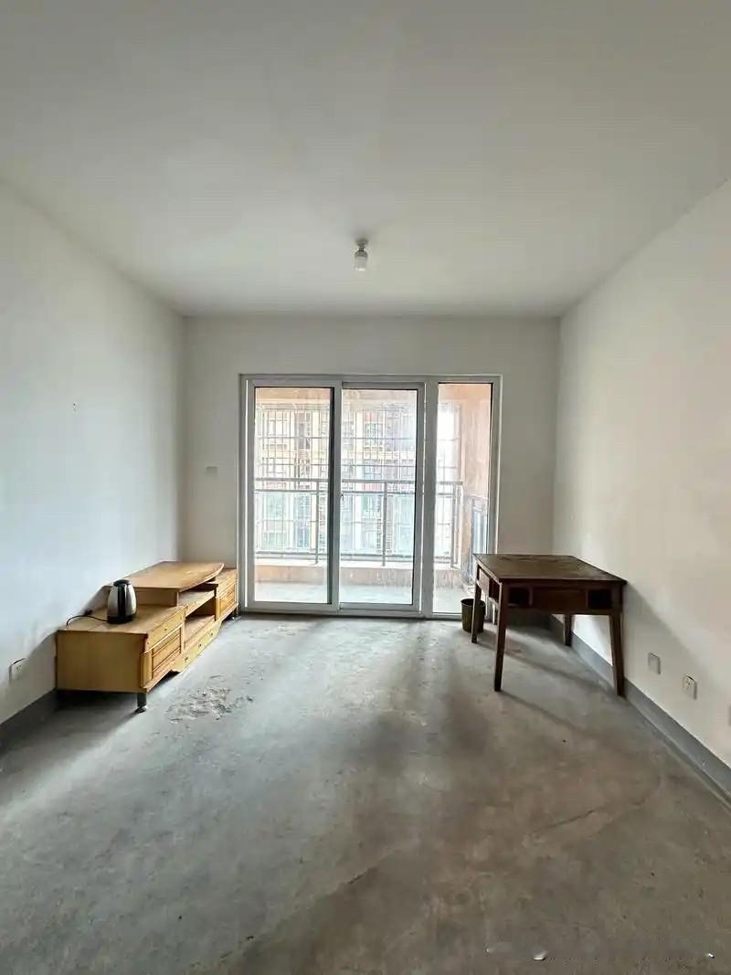 物业在业主群里发：“没缴物业费的业主请尽快缴物业费，否则将产生滞纳金！”6楼邻