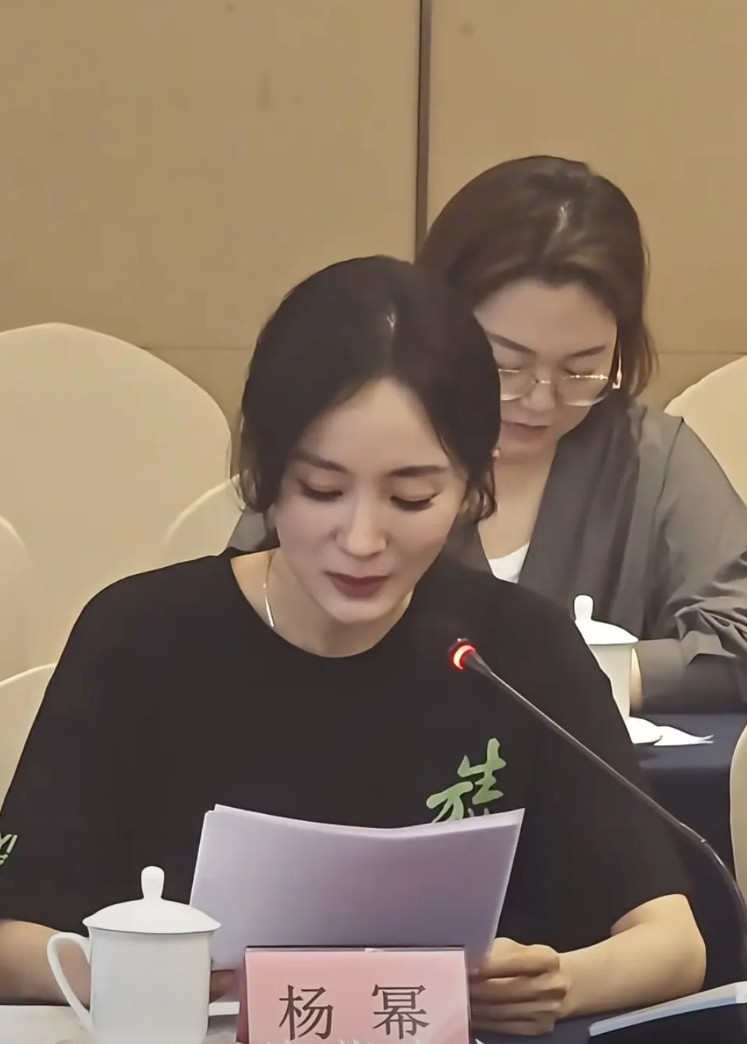 《生万物》研讨会，看到老戏骨和中青年演员中的实力派双方差距。杨幂准备了几页稿子，