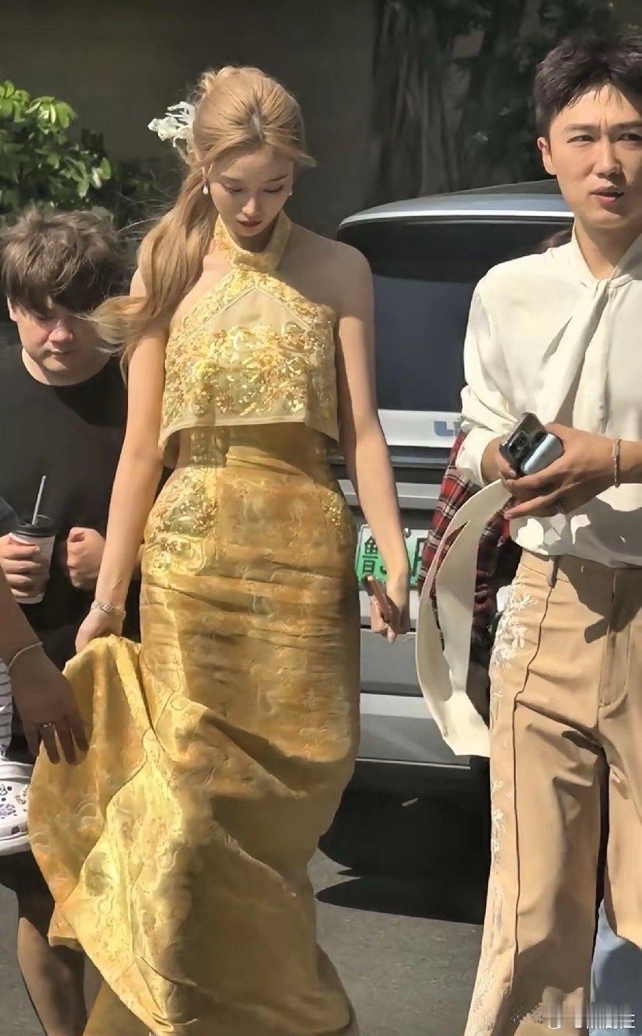 一直觉着徐艺洋身高没啥，可瞧见她跟别人同框，嚯，才发现她居然这么高！