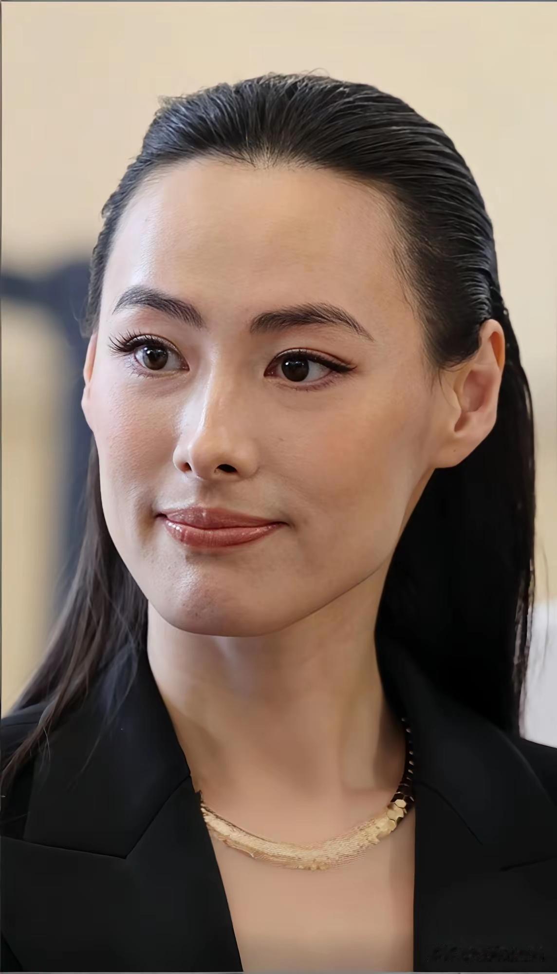 梁洛施现在看看她的五官怎么像男人啊？[笑着哭]