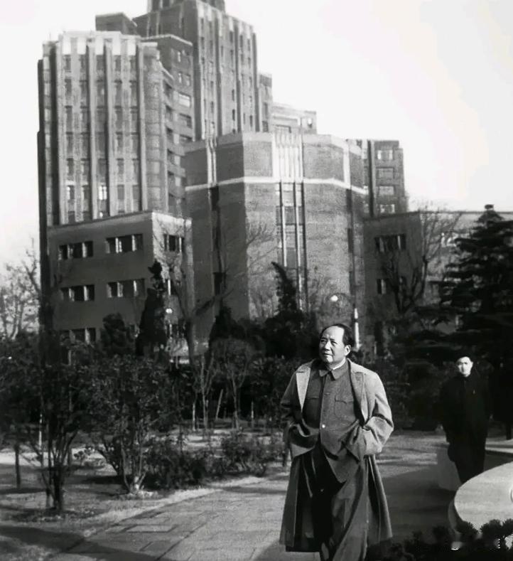 这是毛主席最稀奇一张穿着风衣，在城市街道上散步的照片。那张照片里，毛主席穿着