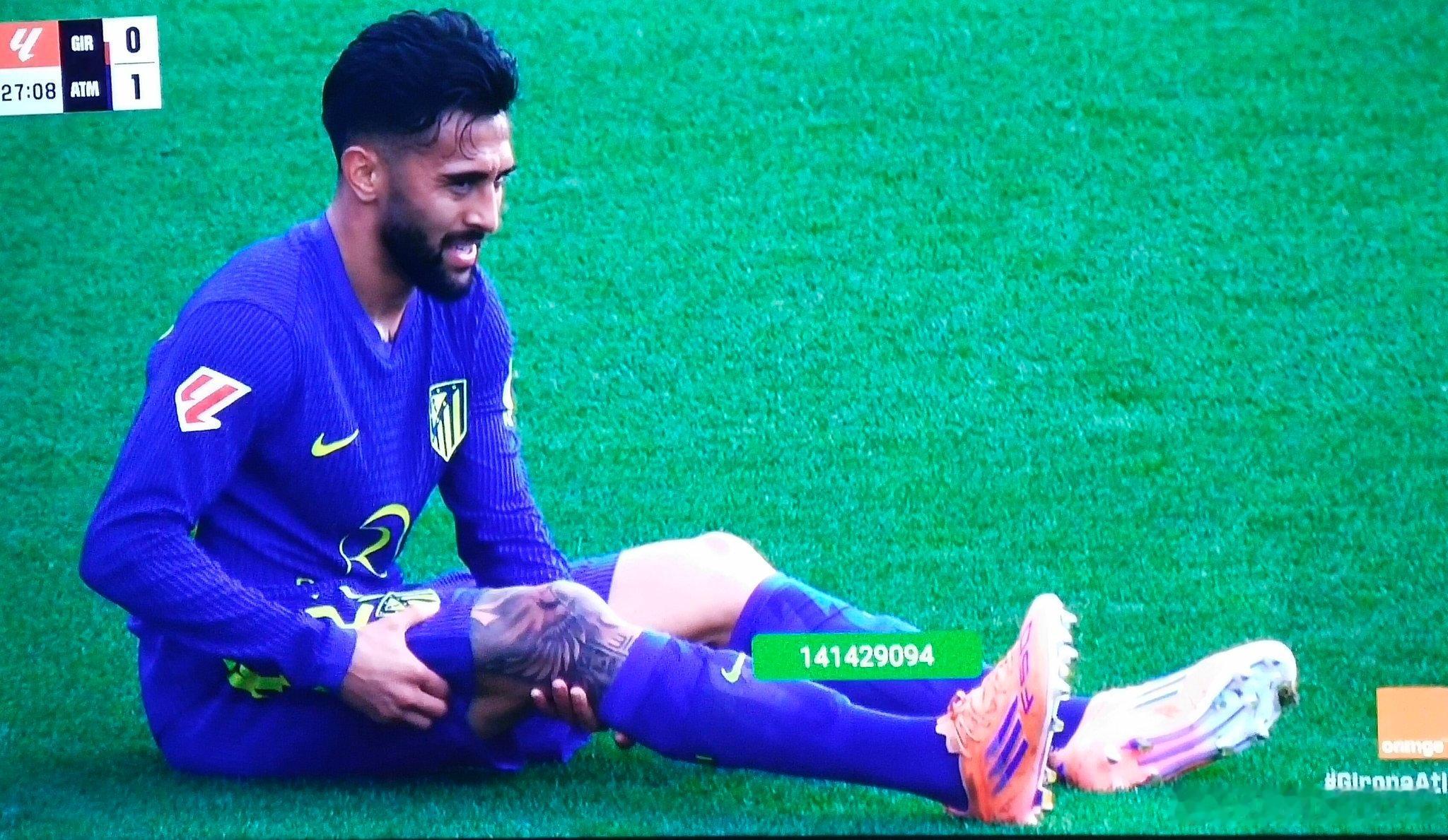 不妙！冈子在一次冲刺后将手放在右大腿后侧，疑似肌肉拉伤。种种迹象表明他右腿筋受伤