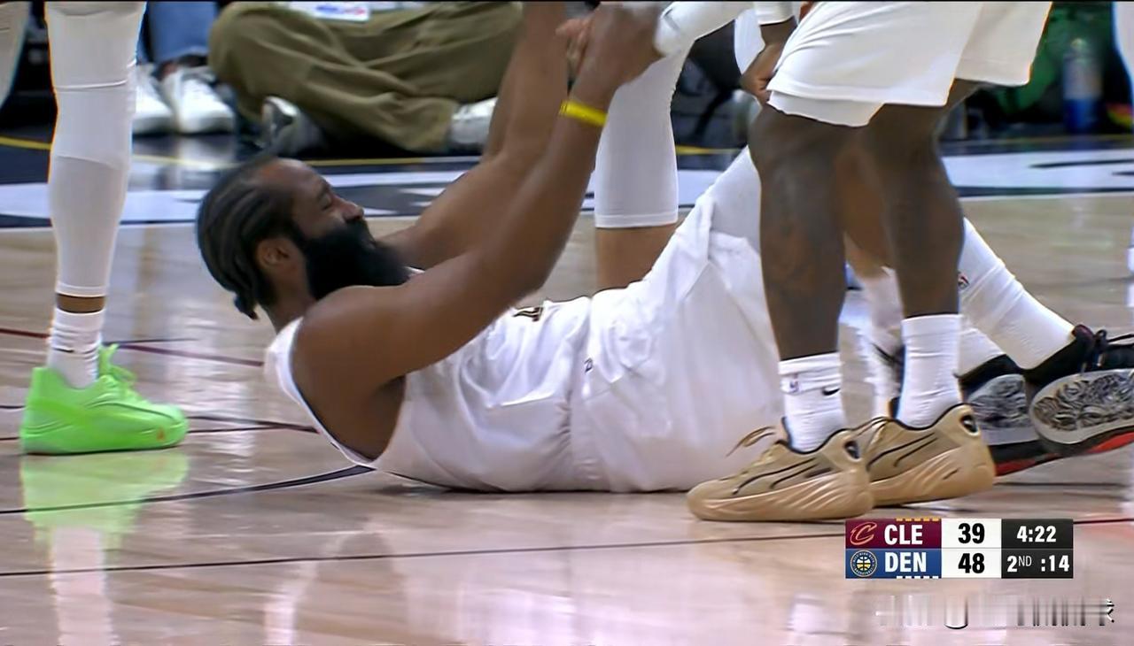 骑士超级球星哈登真是让人赞不绝口！在今天骑士客场以119：117险胜掘金的比赛中