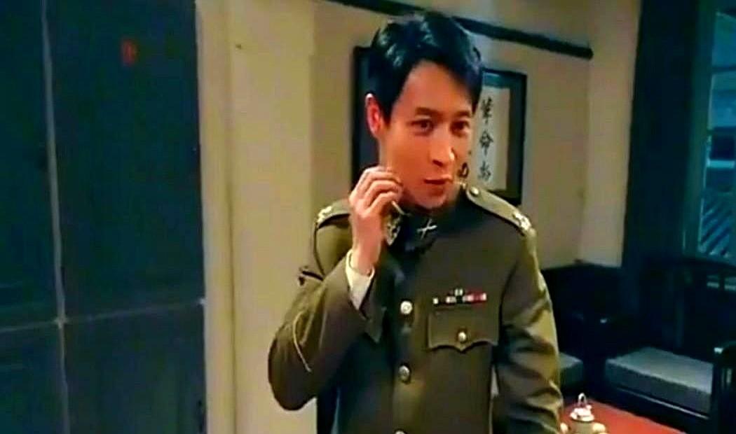 讲个真事儿，有点扎心。他拍《沉默的荣耀》就把自己往死里整，为了演出那个年代的