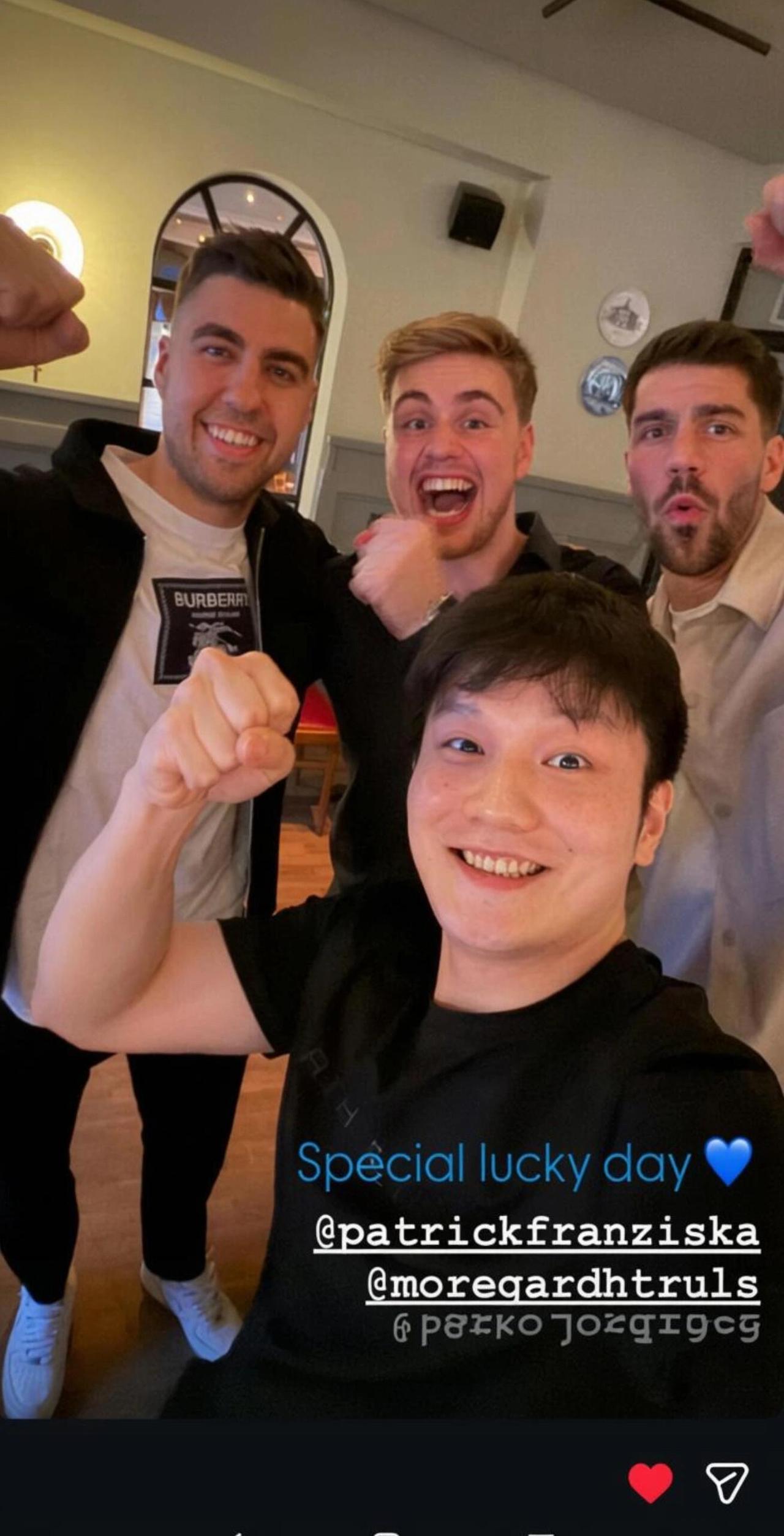 这张照片都看到了吧，东哥在外放的这么开，好幸福的四个好兄弟！背后站着3个可靠的