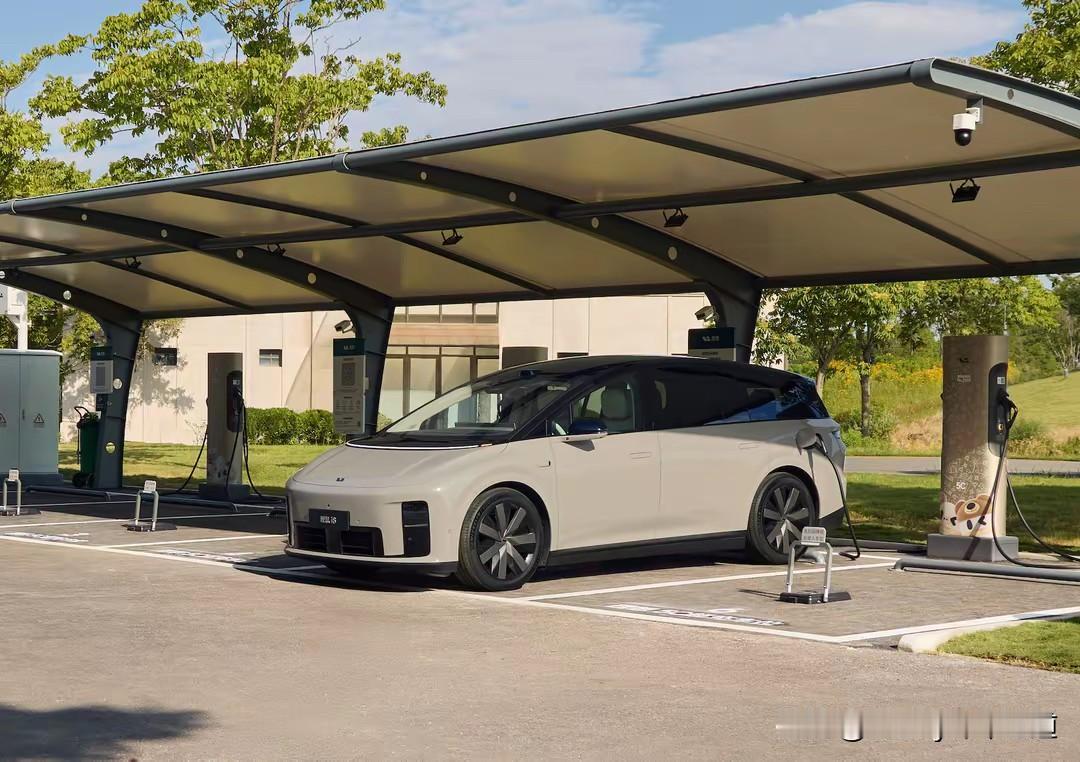 理想首款纯电SUV～i8实车亮相，前脸神似Mega，后尾很像L系列。后面没有延用