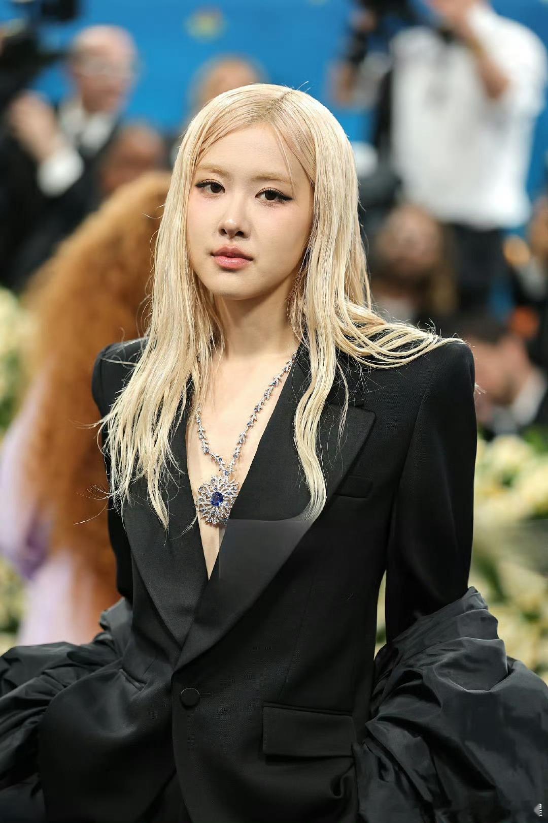 朴彩英湿发深V西装LookROSÉ朴彩英身穿SaintLaurent特别定