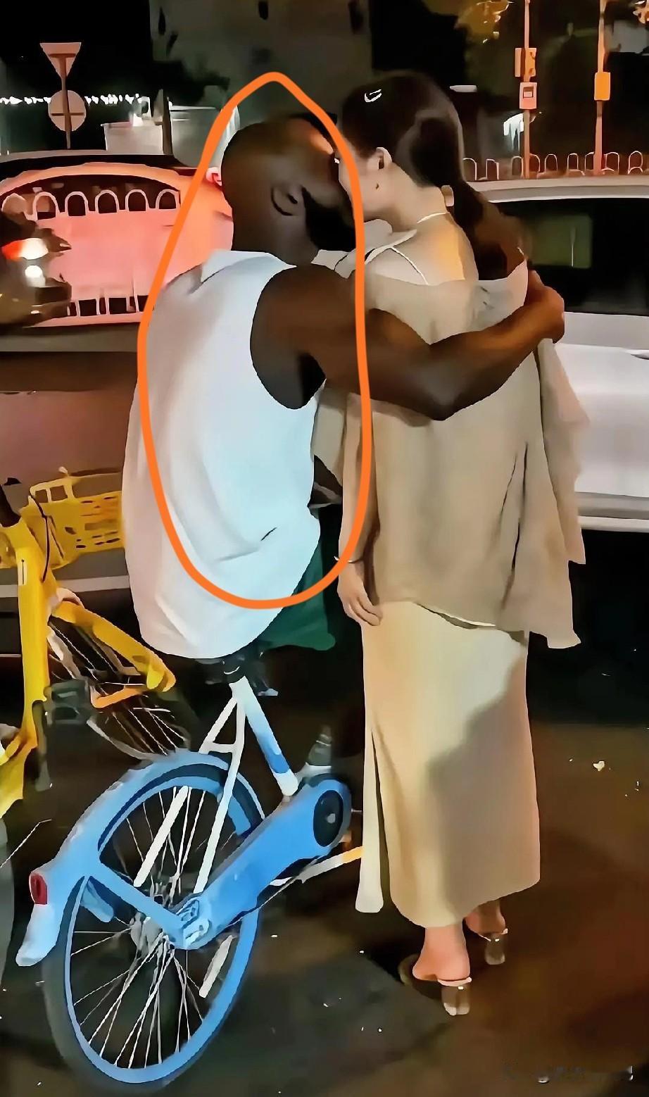 想不明白啊，老外骑个破共享单车，就搞定了一位美女，而国内有的青年有房有车还