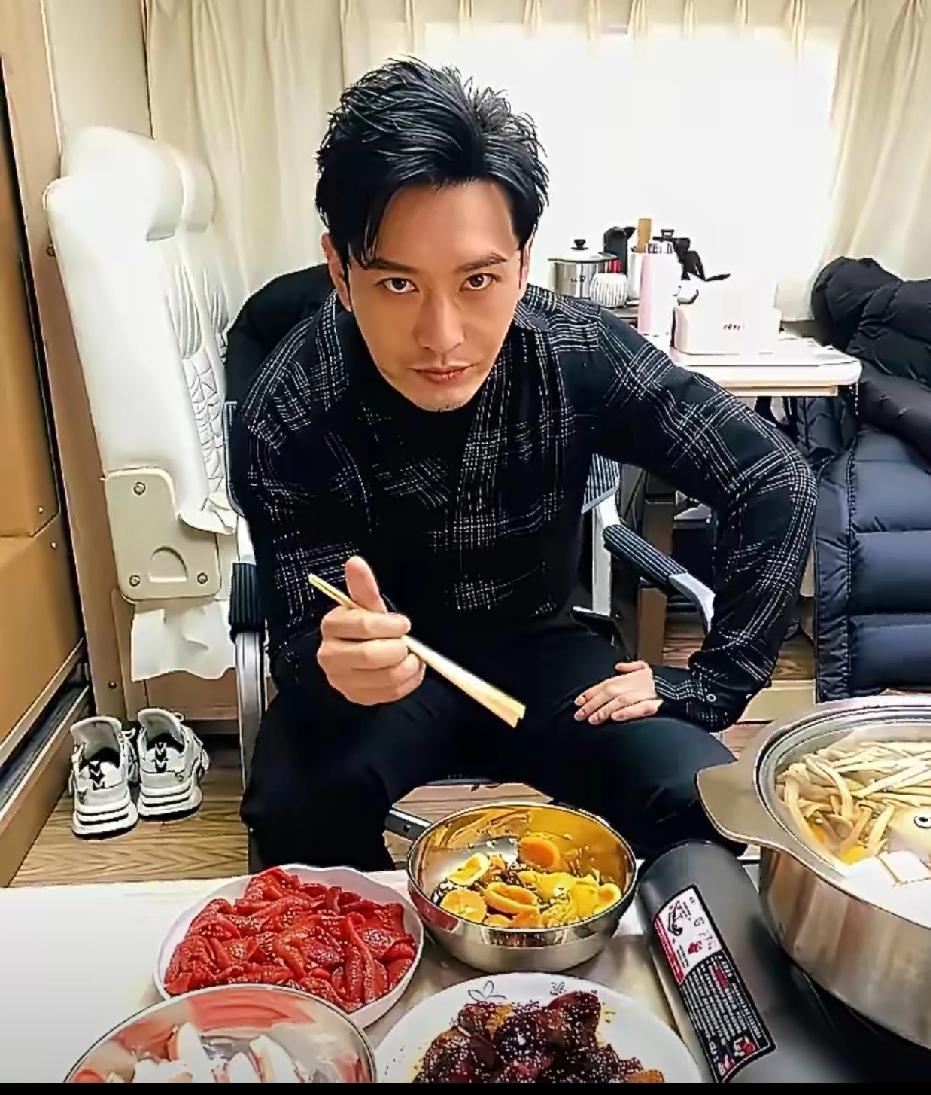 黄晓明晒出的这桌菜肴真是别具一格！每一道菜品都充满创意，造型精致独特，让人眼前一