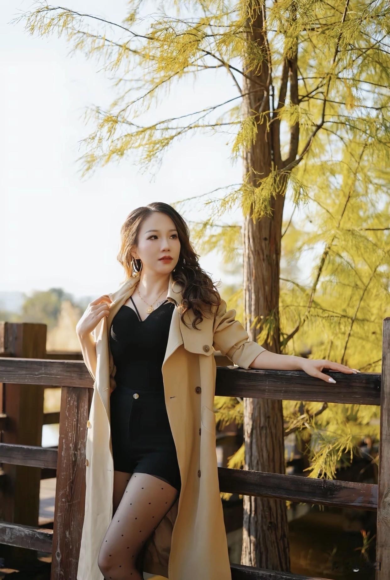 舒服又好看的穿搭有哪些桥上美人立，风中衣袂飘。