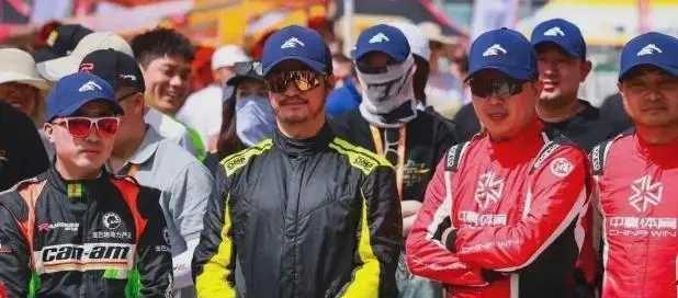 吴京这次在墨西哥，差点把命搭进去。不是演戏，是开机仪式上，当地毒贩的流弹擦着他