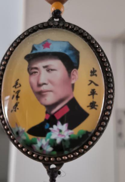 昨天晚上看央视新闻，当看到西藏自治区成立六十周年庆典晚会时，看到屏幕中显示了毛主