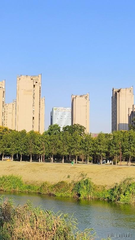 南京今天主打晴或多云的配置，白天太阳明晃晃铺满地，暑气半分没消，最高温稳稳卡在3