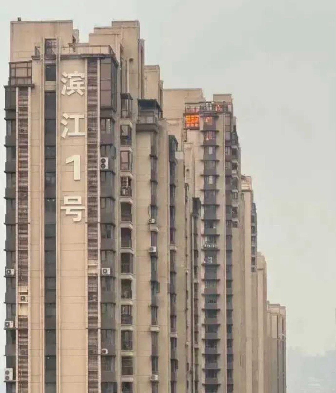 这对面装修的，119一个月来了五趟