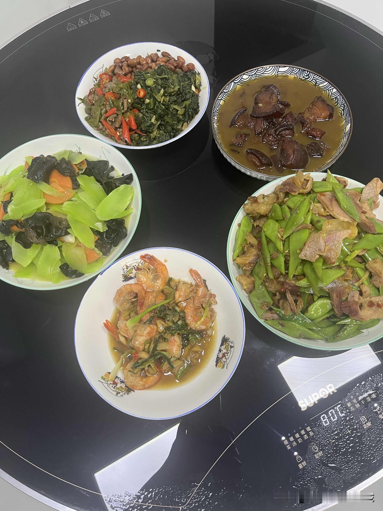 我爱管闲事。午饭后，我正坐在餐桌边休息，隔壁办公室有个女员工端着两盒熟饺子进