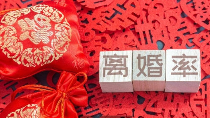 一女子订婚后同居了，几天后突然跑回娘家，回家后整天在床上躺着。