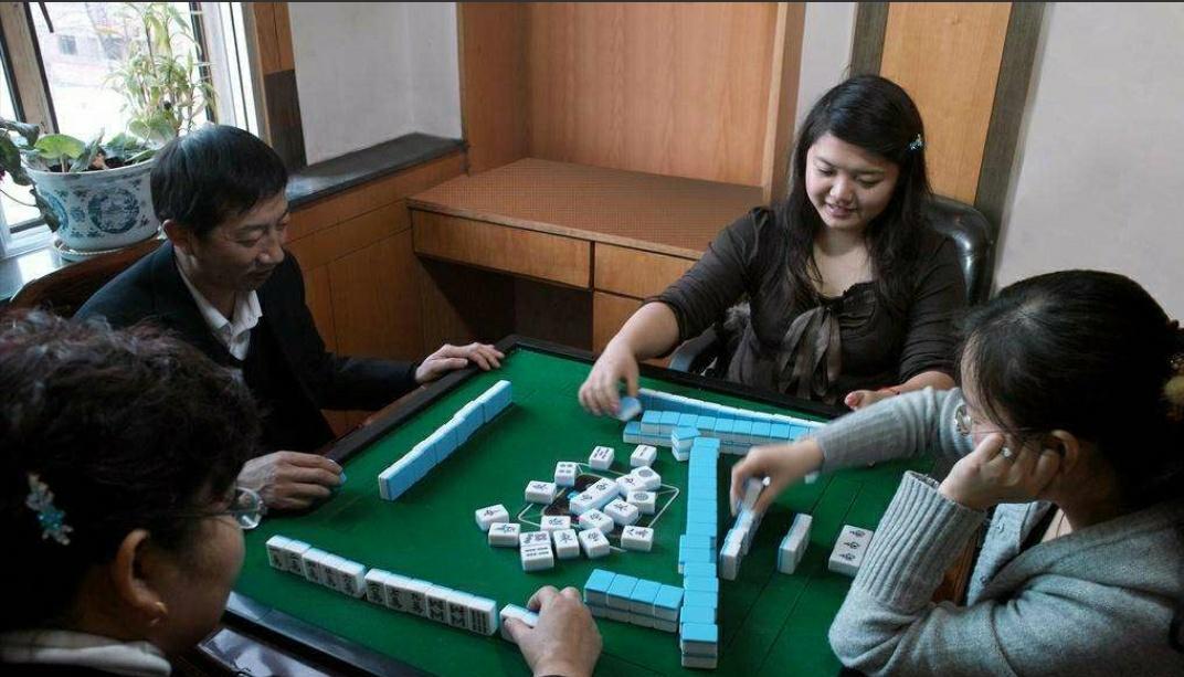 小区附近的三四个麻将馆都倒闭了，门店贴着卖自动麻将桌，600元一个，居民纷纷询问