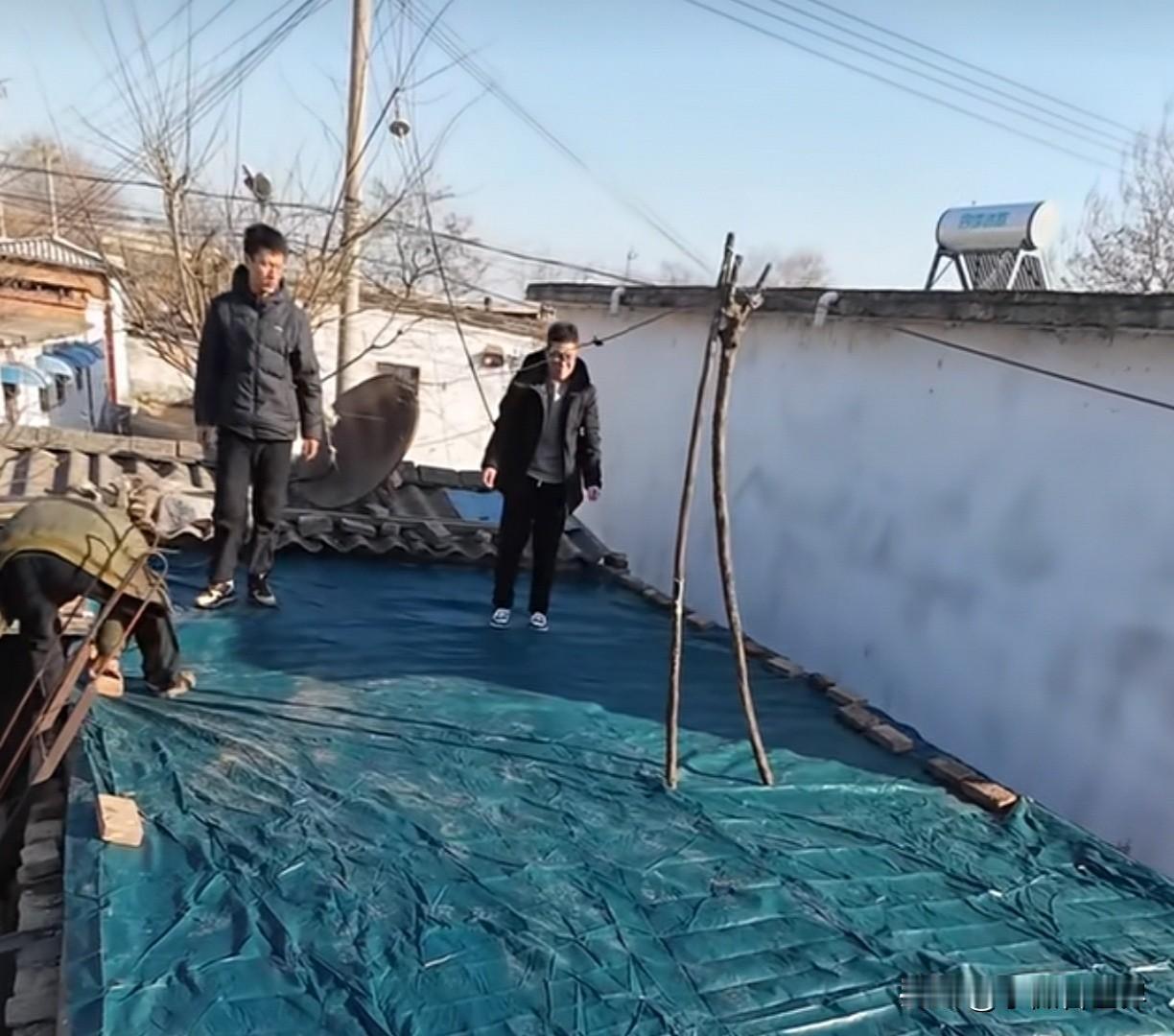 一个花白头发的中年汉子，带着一个不会说话的儿子，在路边卖焉不拉叽的白菜。这能卖掉