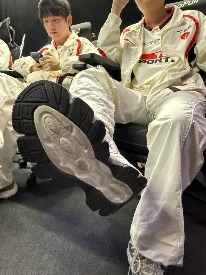 何意味？TES成功击败NIP，赛后Tian赛后更新社媒，配文如下：帮我生成一张脸