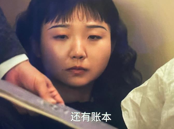 电视剧《六姊妹》原著：过年了，闫宏宇回母亲王洪敏家，拿了王洪敏做的猪蹄，回自己小