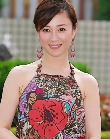 59岁的傅艺伟站在北京公墓里，亲手把儿子的骨灰盒放进墓穴，旁边站着她离异多年的