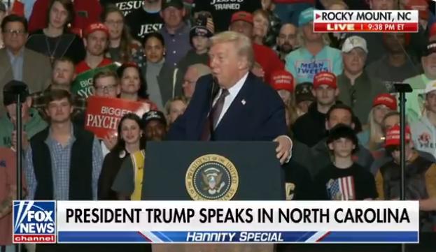 特朗普对看不上的人是变着法的损啊。他在集会上谈及希拉里·克林顿时说：“希拉里比卡