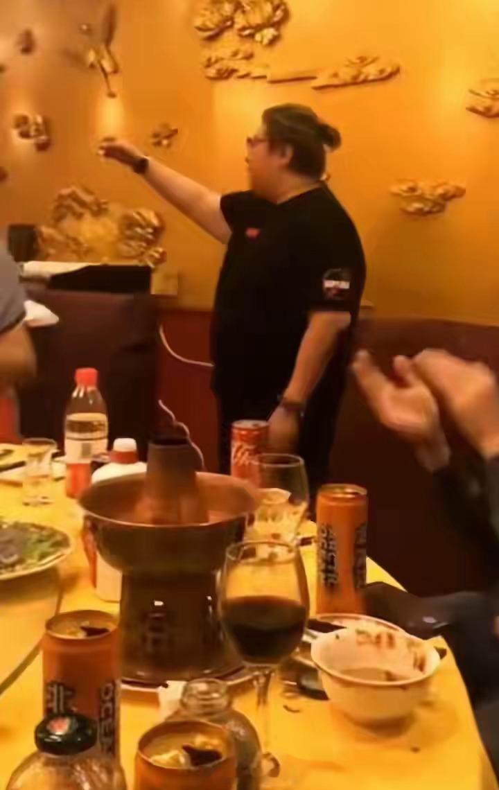 一个自诩不喝酒，只喝茶的人。现在看韩红真是满嘴跑火车。