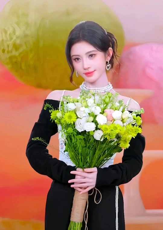 鞠婧祎幽蓝幻雾鞠婧祎的“幽蓝幻雾”造型堪称高阶美学的巅峰演绎，一袭VERSACE