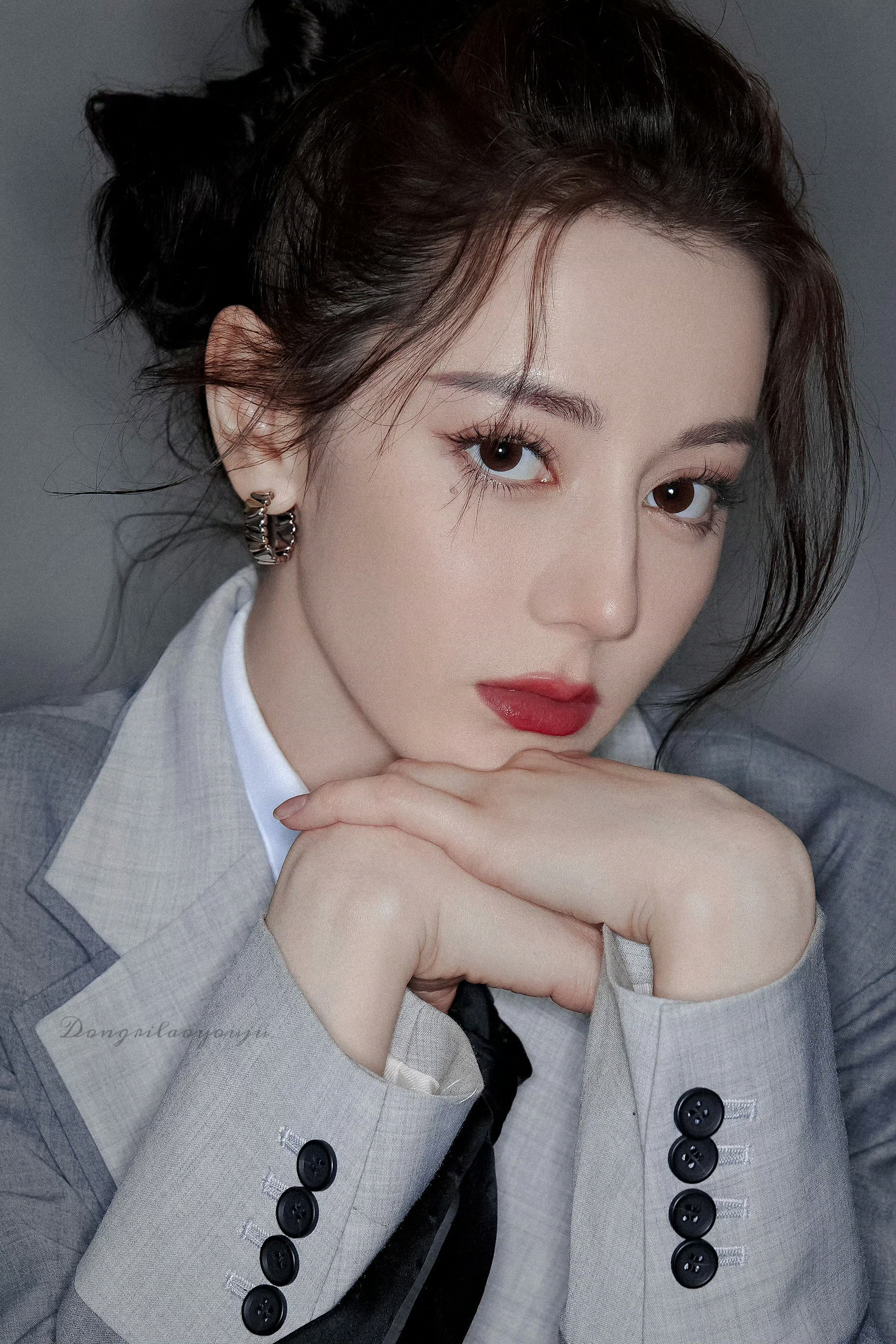 你看这张脸会像是对命运低头的人吗迪丽热巴巴黎时装周dlrb迪奥全球品牌大使迪