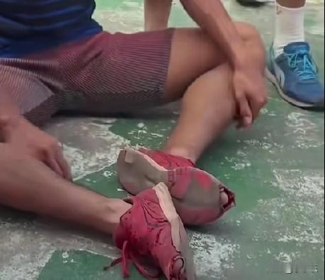 12月3日，广西高三男生体考满分，当场捶地痛哭，旁边的老师和同学都以为他考的不好