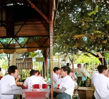 这是八十年代广州的一家餐馆里坐满了客人。这家餐馆看着非常简陋，但相当讲究卫生。因