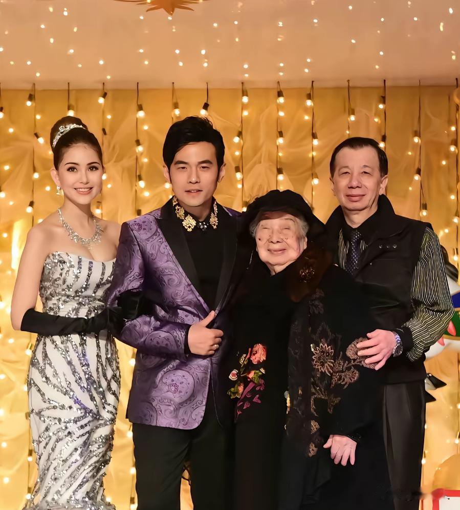 2015年，周杰伦的外婆夜詹阿妹已经九十多岁了。特意出席周杰伦与昆凌的婚礼，留下