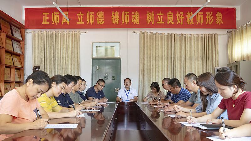 我见过最离谱的教研，是让数学老师去参加美术学科的研讨，就为了凑人数应付检查。还有